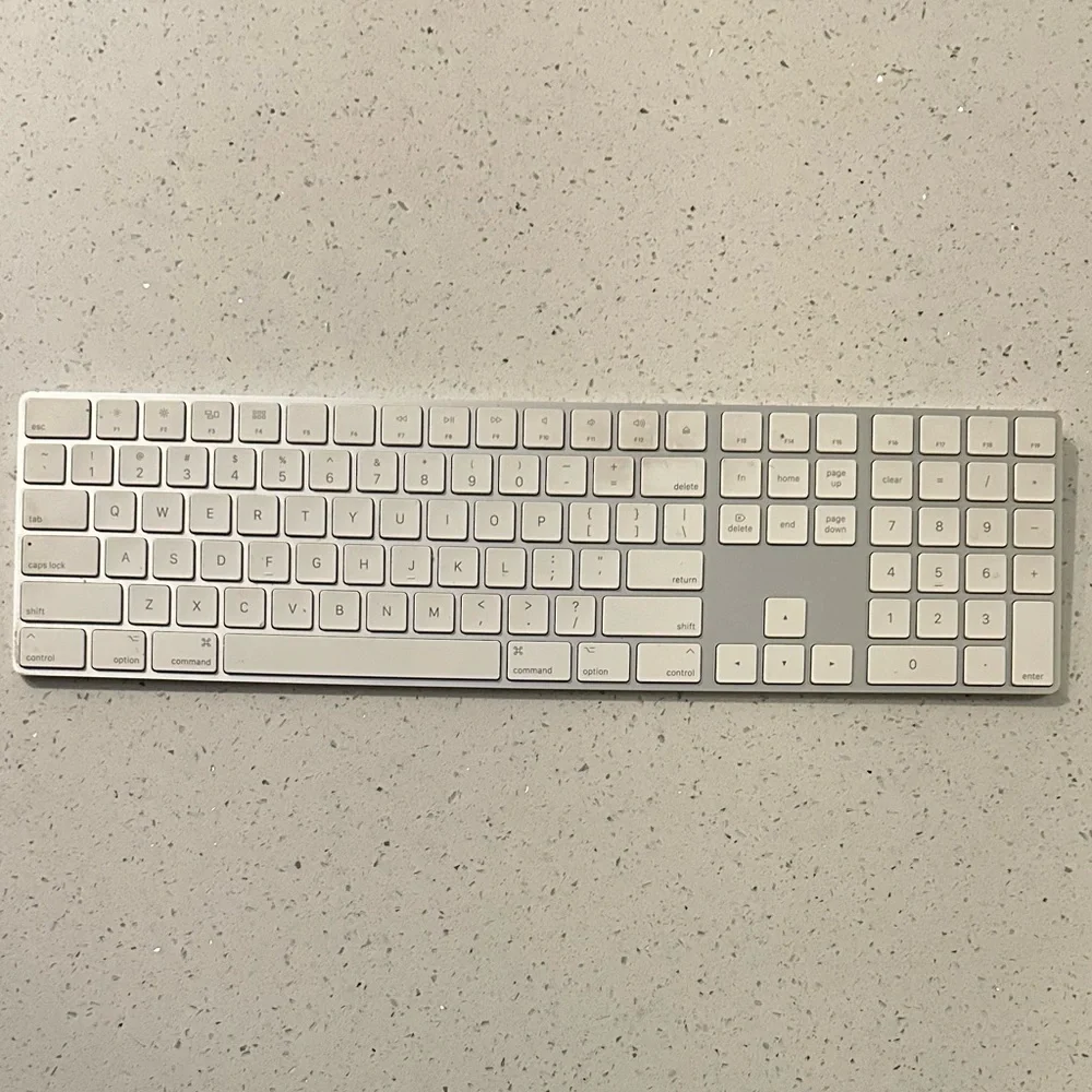 Apple Magic Keyboard with Numeric Keypad - US English / doesn’t hold charge
